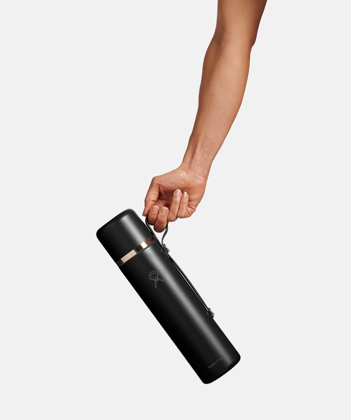 Termo Hydro Flask 36oz Negro, agarre ergonómico en la mano, ideal para café en viajes.