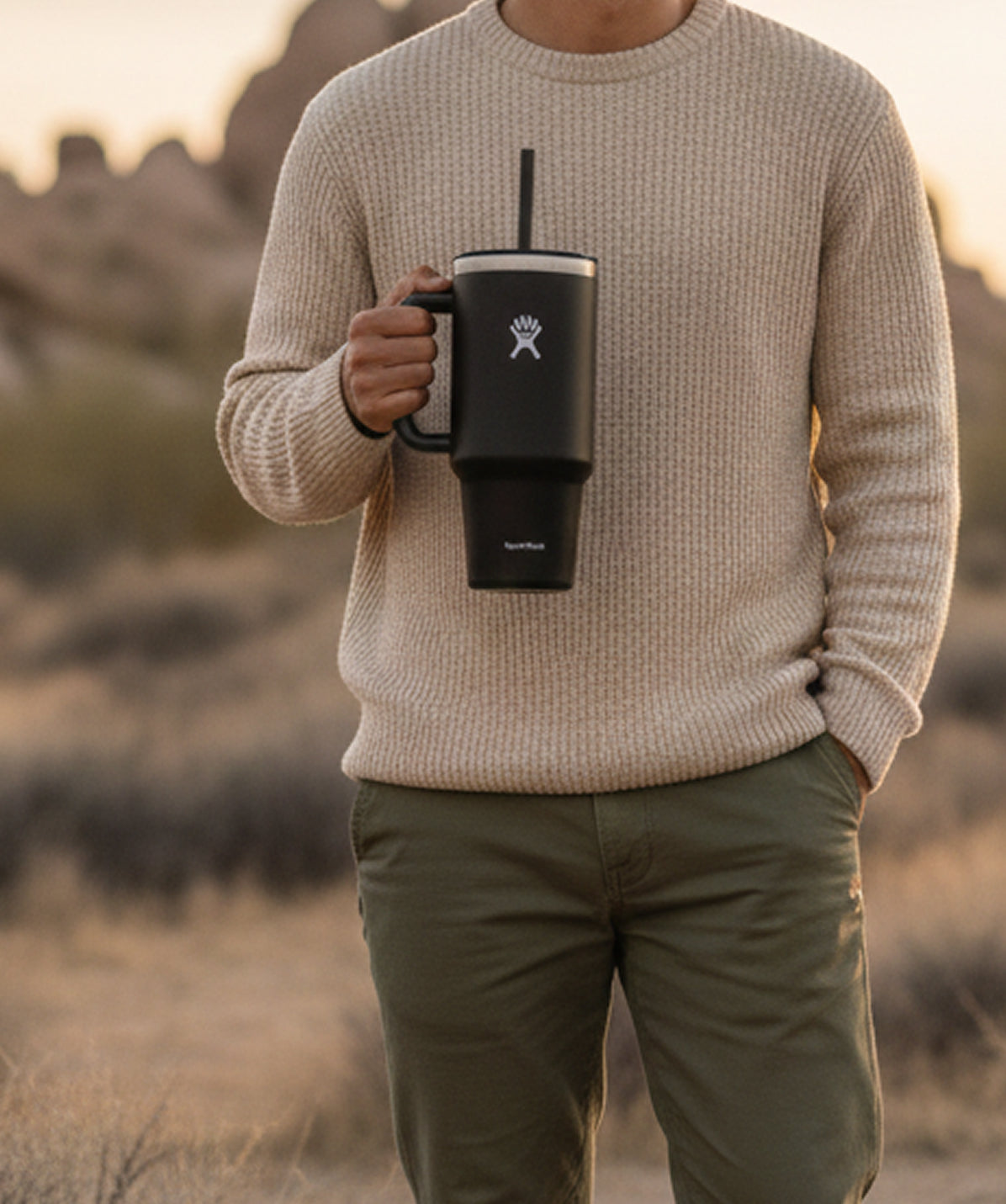 Hombre en exterior con el Termo Hydro Flask Travel Tumbler negro 24oz (710ml) con asa y pajita. Ideal para viaje.