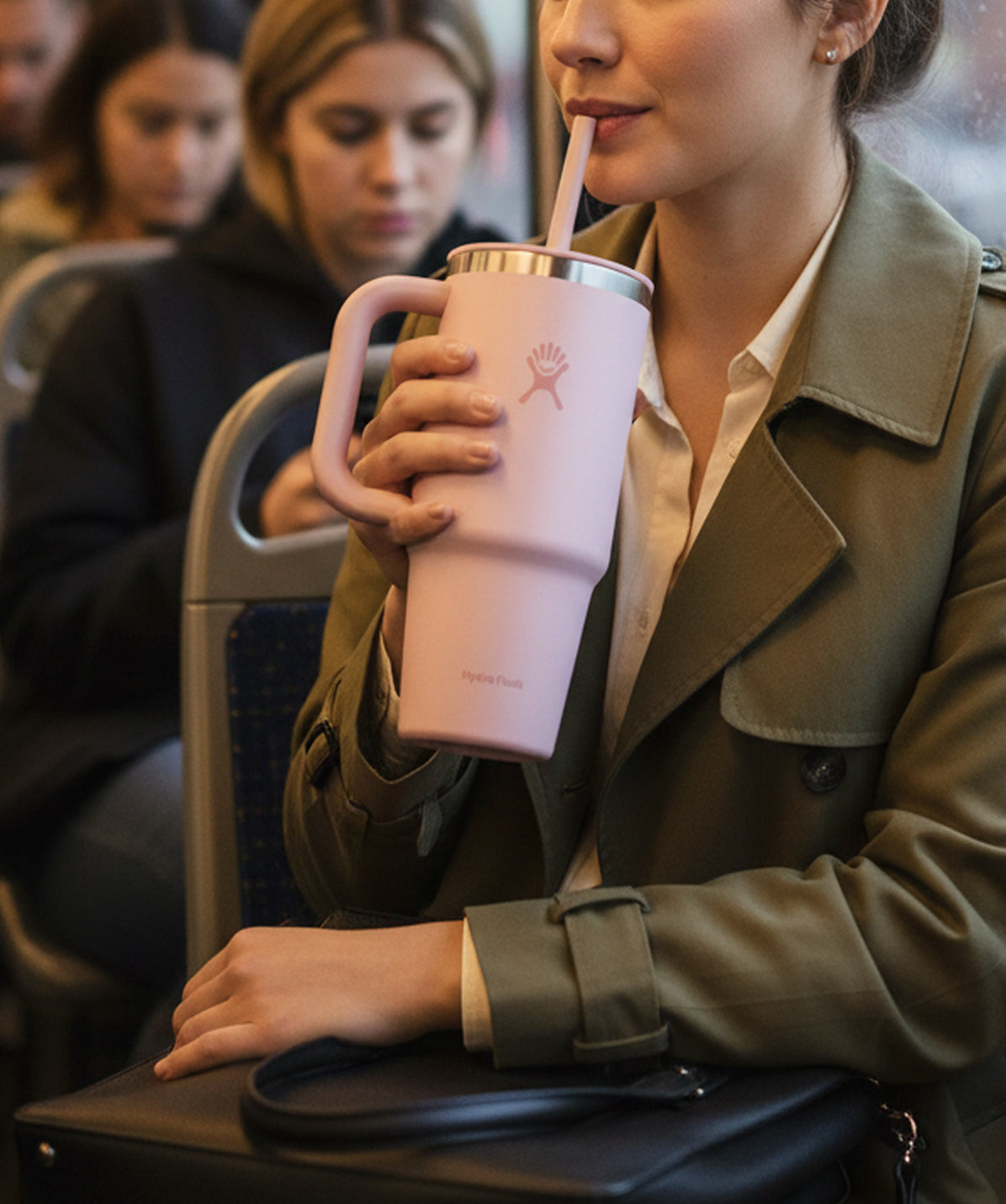 Vaso térmico Hydro Flask 24 oz Travel Tumbler Trillium. Vaso con asa y pajita, ideal para hidratarse durante el transporte o viaje.