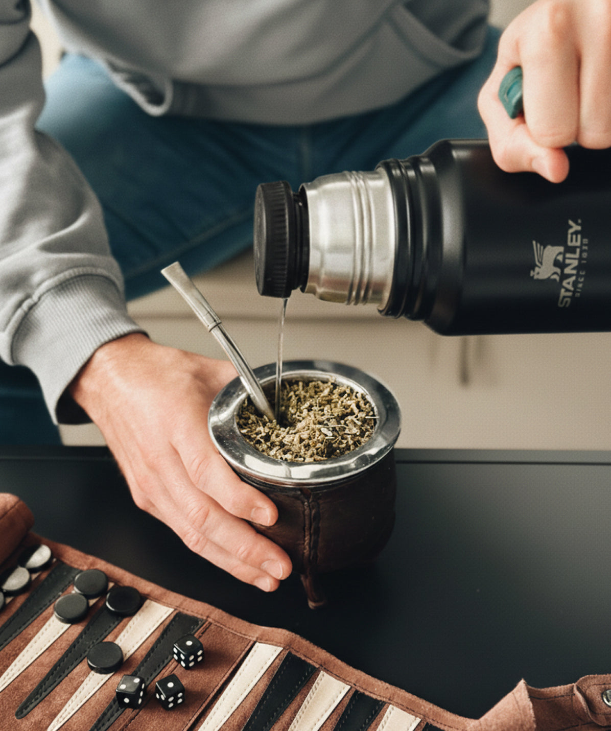 Termo Stanley Classic Legendary Bottle negro 1000ml, manteniendo la temperatura caliente para mate o tereré.