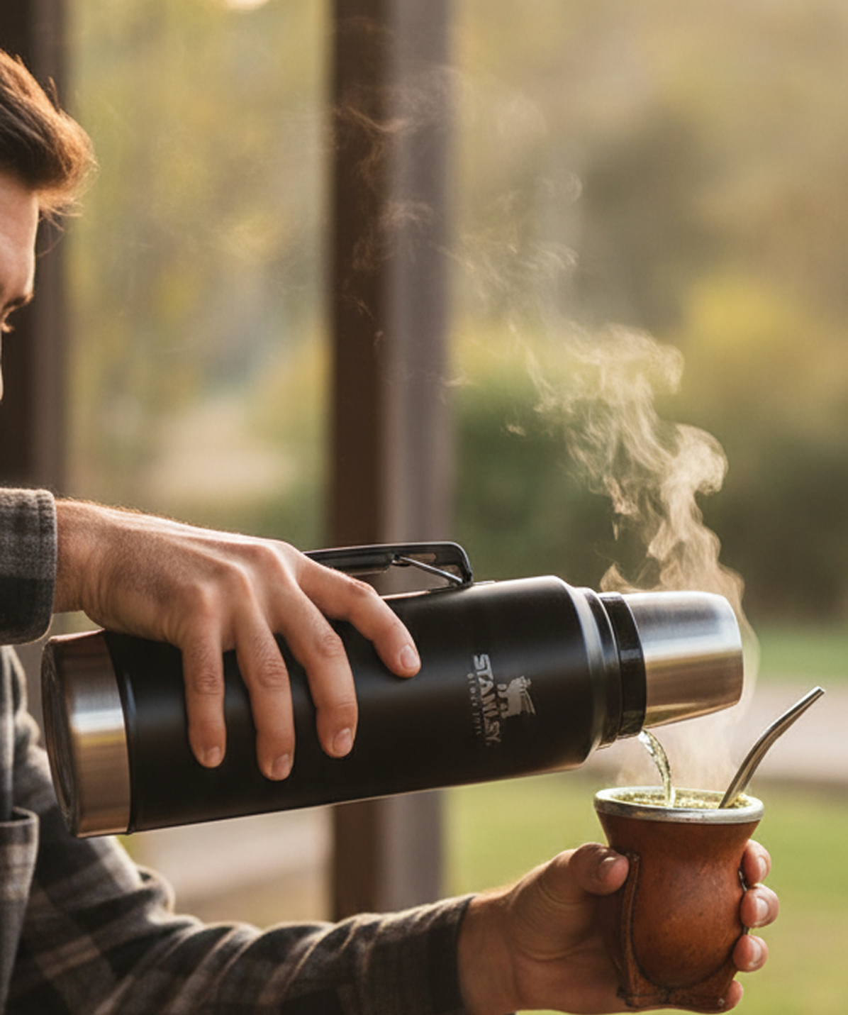 Termo Stanley Classic Legendary Bottle negro 1000ml, manteniendo la temperatura caliente para mate o tereré.