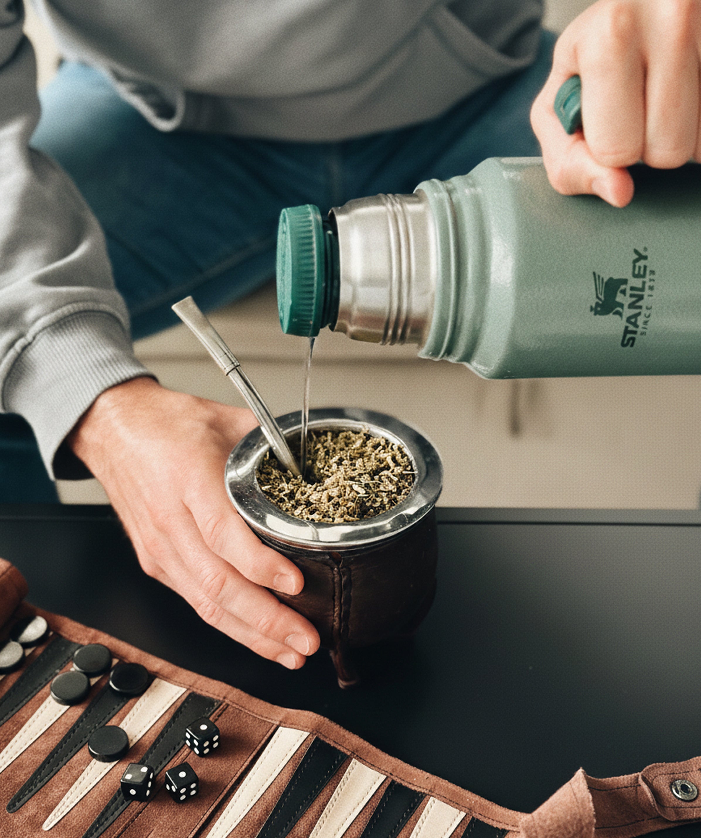 Termo Stanley Classic Legendary Bottle verde 1L, de acero inoxidable, sirviendo agua caliente para mate o tereré.