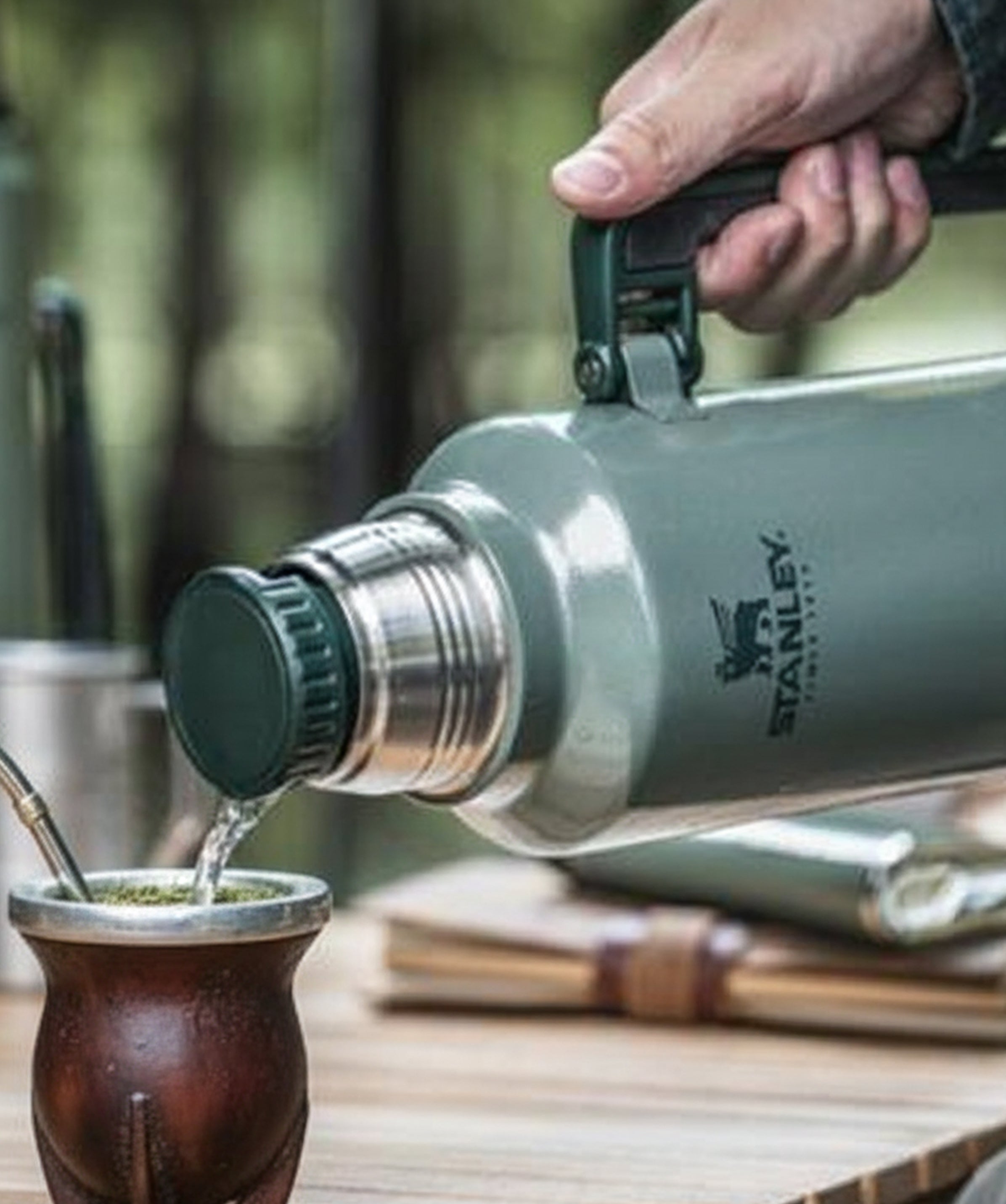 Termo Stanley Classic Legendary Bottle verde 1L, de acero inoxidable, sirviendo agua caliente para mate o tereré.