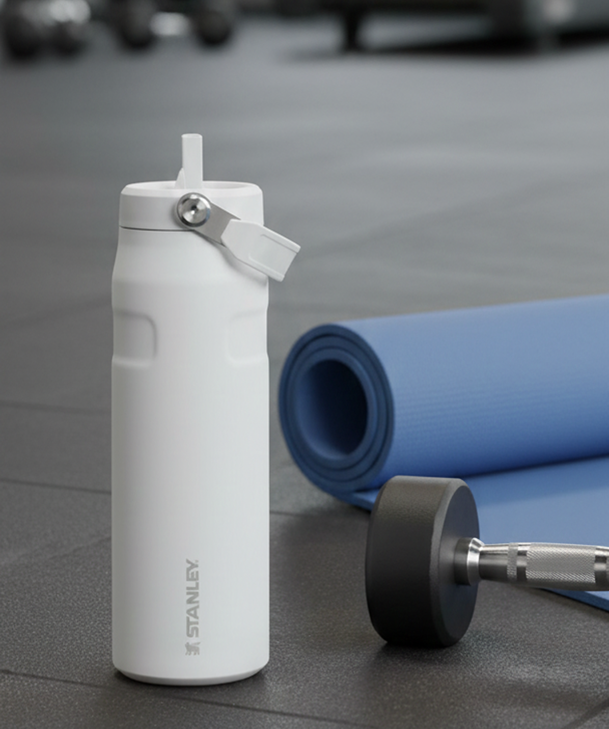 Botella Stanley IceFlow™ Flip Straw 2.0 Frost 710ml en el gimnasio. Mantiene las bebidas frías después del entrenamiento.