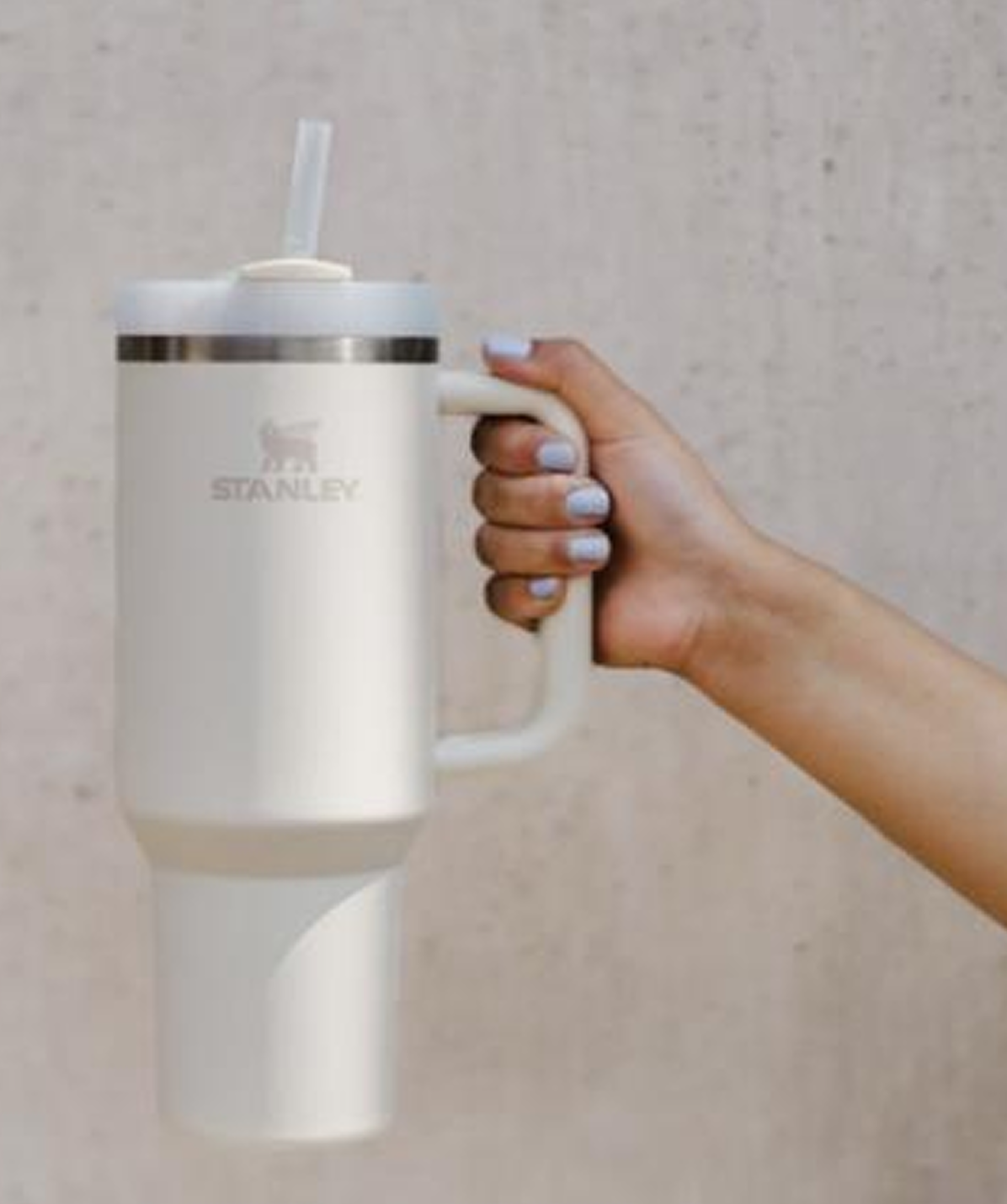 Vaso Termo Stanley Quencher® H2.0 FlowState™ Tumbler Cream (1.18 Litros) en mano. Gran capacidad, asa y pajita.