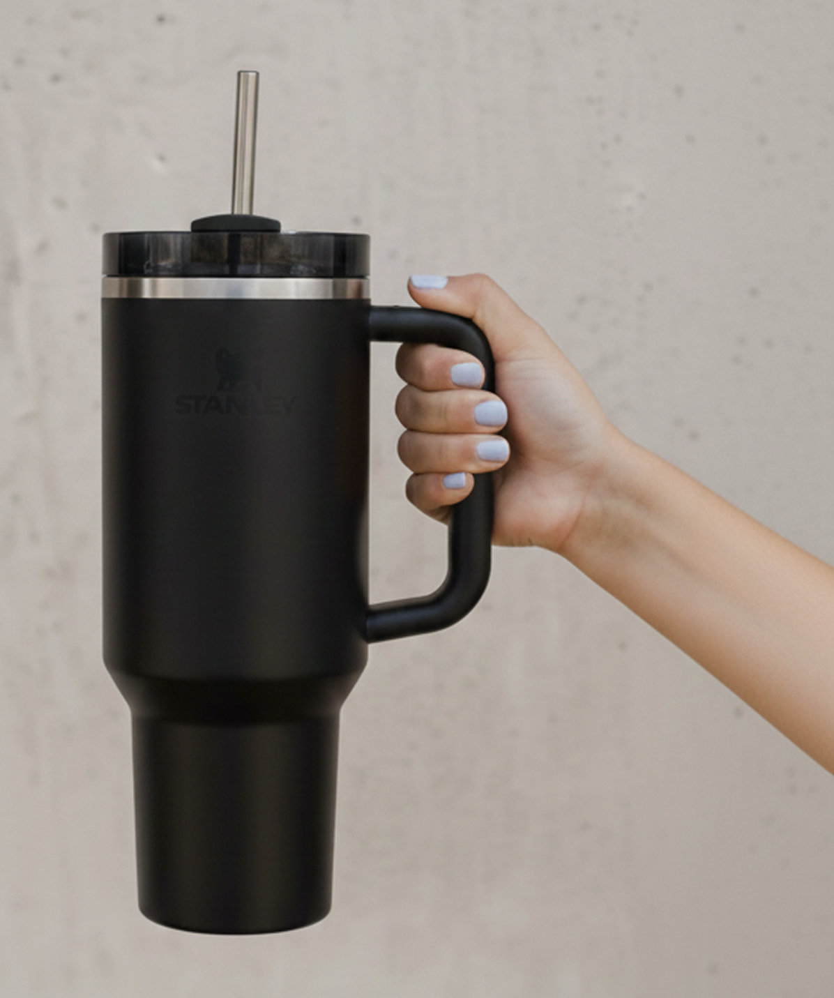 Vaso Termo Stanley Quencher® H2.0 FlowState™ Tumbler negro (1.18 Litros) en mano. Ideal para hidratación diaria y coche.