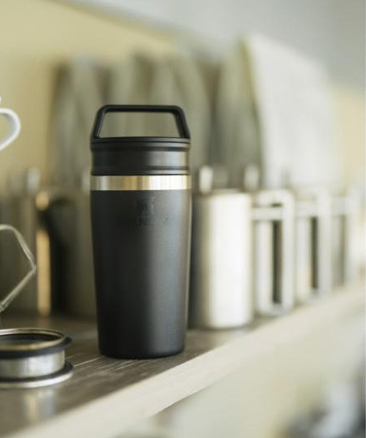 Vaso Térmico Stanley Café-To-Go Travel Mug negro 354ml en una cafetería. Mantiene el café o té caliente.
