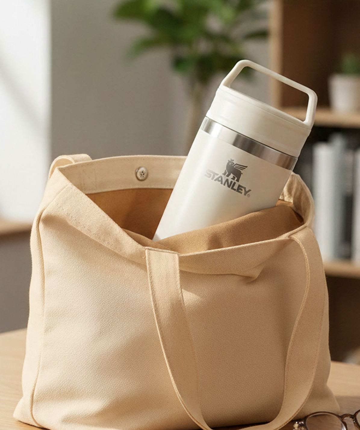 Vaso Stanley Café-To-Go Cream gloss 354ml cerrado, demostrando que es antivuelco, listo para llevar en bolso.